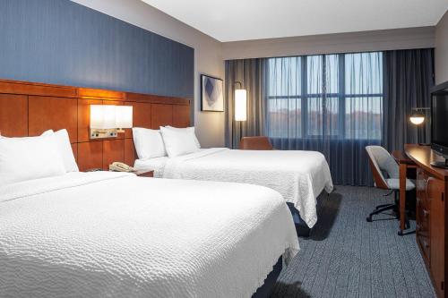Habitación con 2 camas grandes del hotel Courtyard By Marriott Long Island Macarthur Airport
