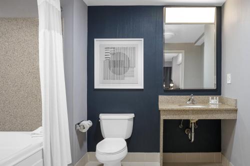 Suite de 1 dormitorio con sofá cama - 2 camas grandes del hotel Courtyard By Marriott Long Island Macarthur Airport. Foto 3