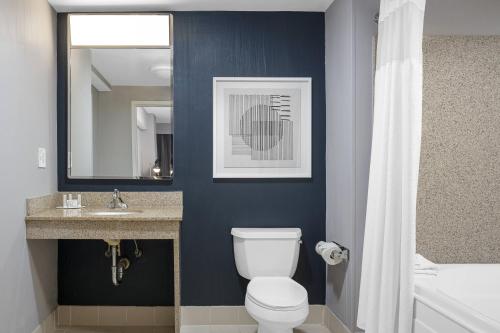 Suite de 1 dormitorio con sofá cama - Cama extragrande del hotel Courtyard By Marriott Long Island Macarthur Airport. Foto 3