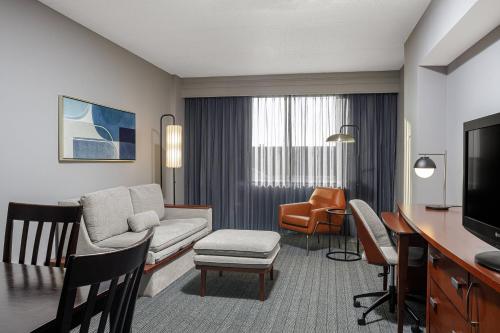 One - Bedroom Queen Suite with Two Queen Beds, Bathtub and Sofa Bed - Mobility Access/Hearing Accessible del hotel Courtyard By Marriott Long Island Macarthur Airport