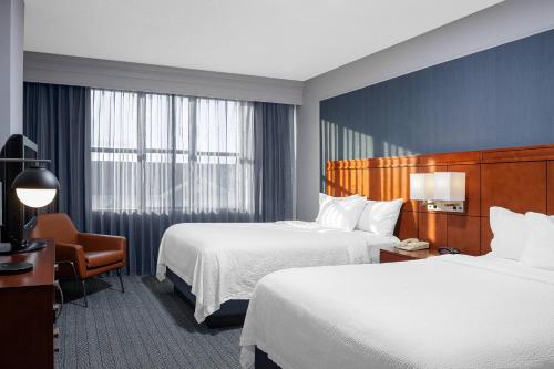 One - Bedroom Queen Suite with Two Queen Beds, Bathtub and Sofa Bed - Mobility Access/Hearing Accessible del hotel Courtyard By Marriott Long Island Macarthur Airport. Foto 1