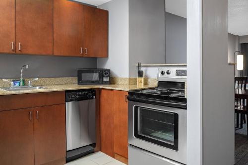 One - Bedroom Queen Suite with Two Queen Beds, Bathtub and Sofa Bed - Mobility Access/Hearing Accessible del hotel Courtyard By Marriott Long Island Macarthur Airport. Foto 2