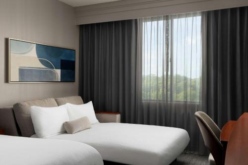 One - Bedroom Queen Suite with Two Queen Beds, Bathtub and Sofa Bed - Mobility Access/Hearing Accessible del hotel Courtyard By Marriott Long Island Macarthur Airport. Foto 4