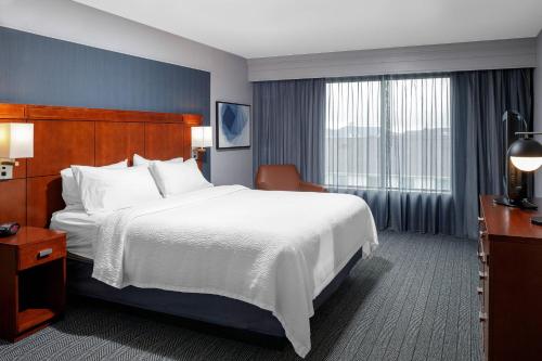 One - Bedroom King Suite with Bathtub and Sofa Bed - Mobility Access/Hearing Accessible del hotel Courtyard By Marriott Long Island Macarthur Airport. Foto 2