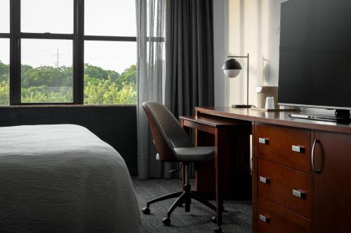 King Room with Bathtub - Mobility Access/Hearing Accessible del hotel Courtyard By Marriott Long Island Macarthur Airport. Foto 1