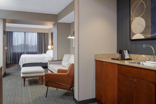 Suite con cama extragrande y sofá cama del hotel Courtyard By Marriott Long Island Macarthur Airport