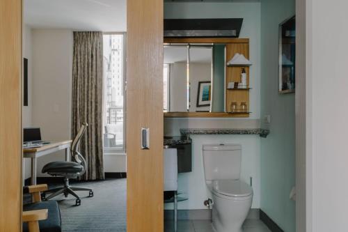 Suite de 1 dormitorio del hotel World Center Hotel. Foto 12