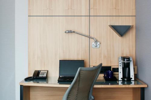 Habitación Familiar con 1 cama grande y 2 camas individuales del hotel World Center Hotel. Foto 2