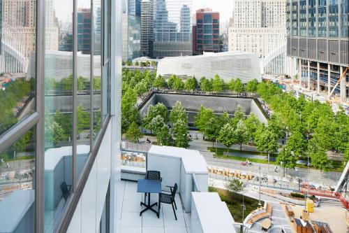 Habitación Superior con cama grande y terraza del hotel World Center Hotel. Foto 1