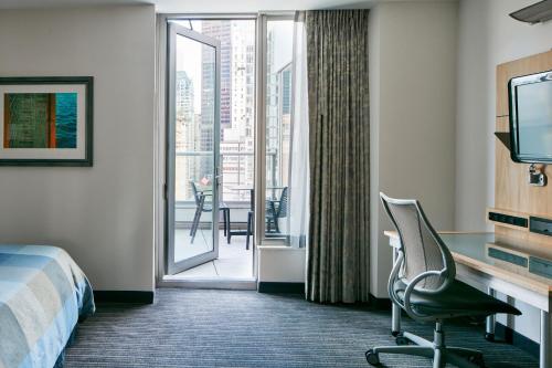 Habitación Superior con cama grande y terraza del hotel World Center Hotel. Foto 3