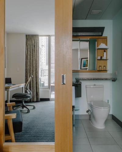 Habitación Superior con cama grande y terraza del hotel World Center Hotel. Foto 14