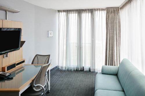 Suite con 1 dormitorio y sofá cama del hotel World Center Hotel. Foto 4