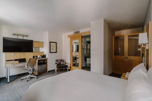 Habitación Familiar con 1 cama grande y 2 camas individuales del hotel World Center Hotel. Foto 5