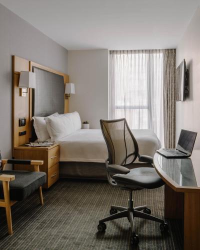 Habitación Estándar - Cama extragrande del hotel Club Quarters World Trade Center. Foto 5