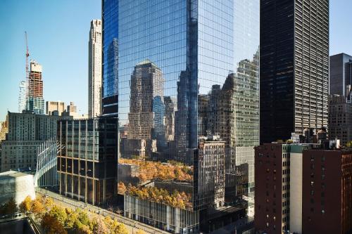 Habitación Superior con cama extragrande, sofá cama y vistas del hotel Club Quarters World Trade Center