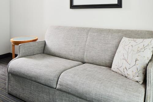 Habitación Superior con cama extragrande, sofá cama y vistas del hotel Club Quarters World Trade Center. Foto 1