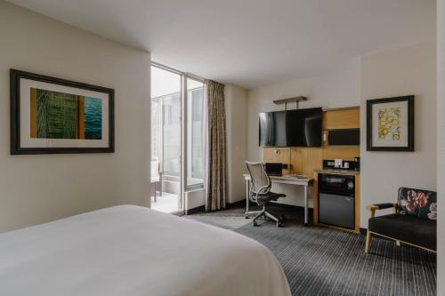 Habitación Superior con cama extragrande, sofá cama y vistas del hotel Club Quarters World Trade Center. Foto 7