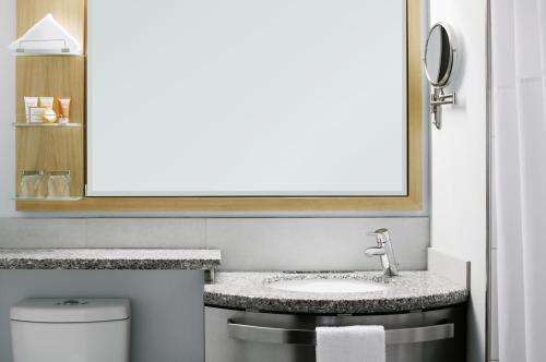 Habitación Estándar - 1 cama grande del hotel Club Quarters World Trade Center. Foto 3