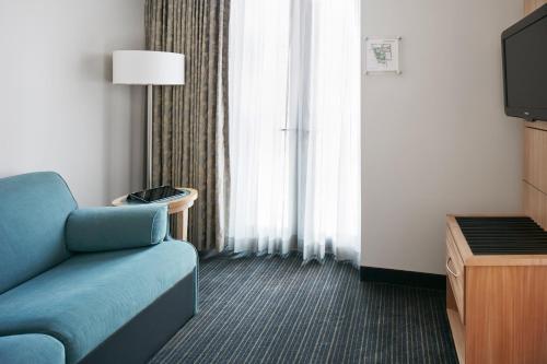 Suite con 1 dormitorio y sofá cama del hotel Club Quarters World Trade Center. Foto 3