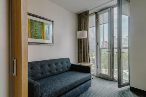 Suite con 1 dormitorio y sofá cama del hotel Club Quarters World Trade Center. Foto 7