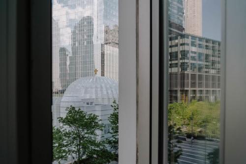 Suite con 1 dormitorio y sofá cama del hotel Club Quarters World Trade Center. Foto 8