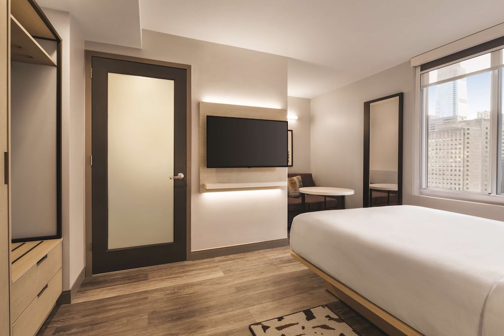 Suite estudio, 1 cama de matrimonio grande del hotel DoubleTree by Hilton New York Midtown Fifth Ave. Foto 1