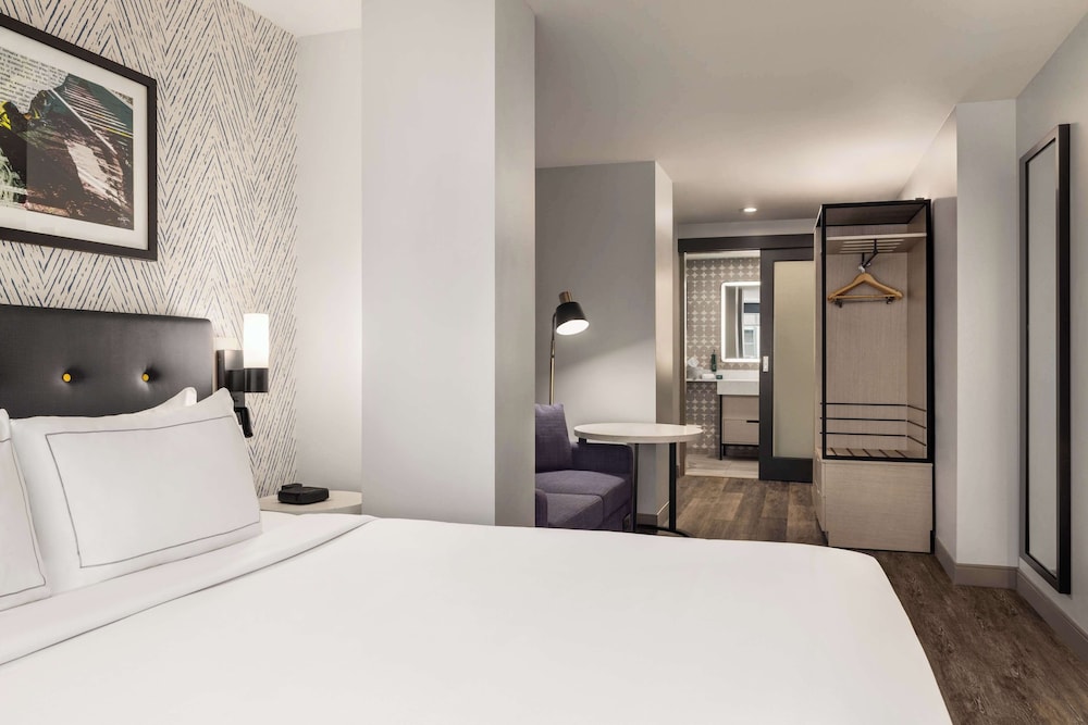 Suite estudio, 1 cama de matrimonio grande del hotel DoubleTree by Hilton New York Midtown Fifth Ave. Foto 3