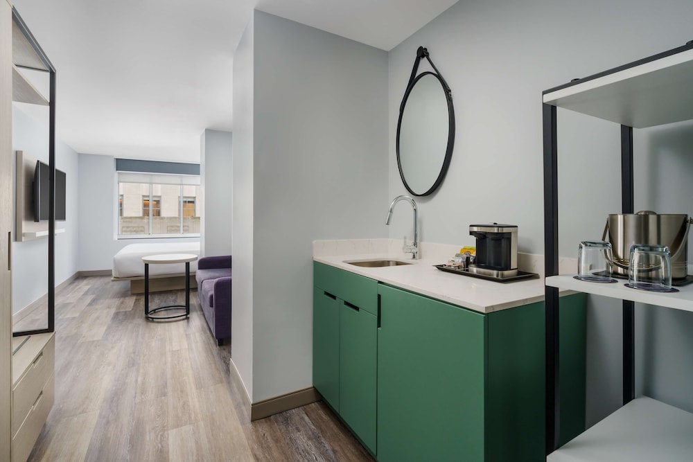 Suite estudio, 1 cama de matrimonio grande del hotel DoubleTree by Hilton New York Midtown Fifth Ave. Foto 6