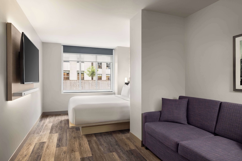 Suite estudio, 1 cama de matrimonio grande del hotel DoubleTree by Hilton New York Midtown Fifth Ave. Foto 9