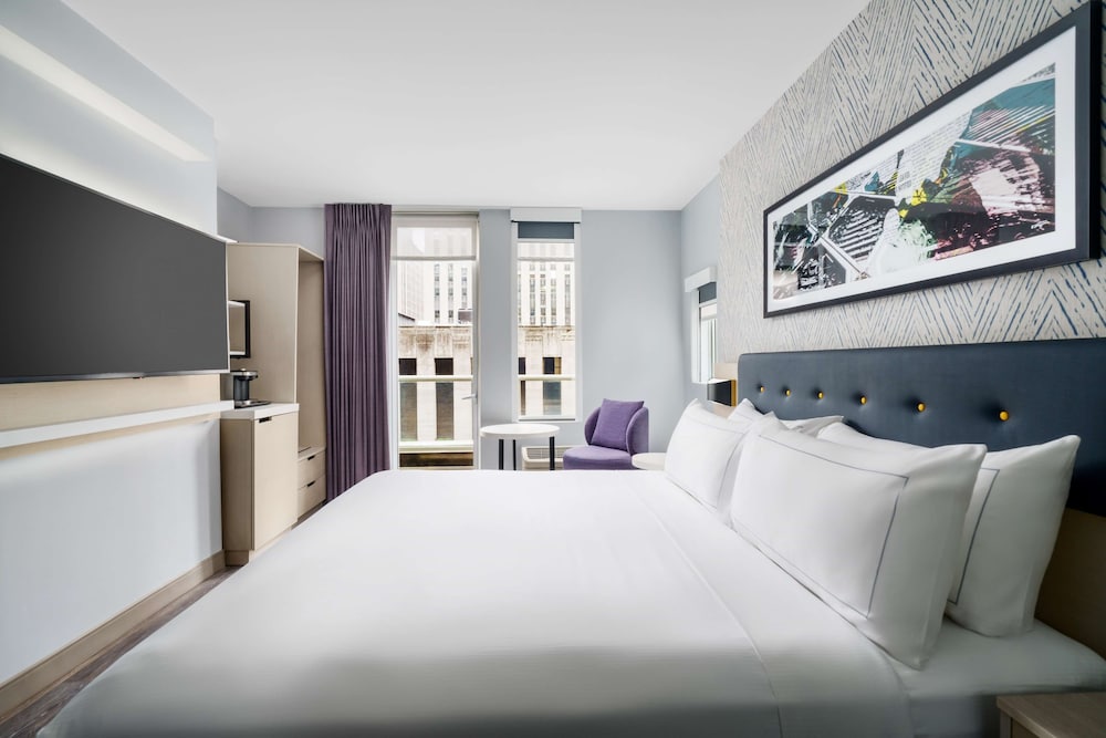 Habitación, 1 cama de matrimonio grande, balcón del hotel DoubleTree by Hilton New York Midtown Fifth Ave. Foto 2