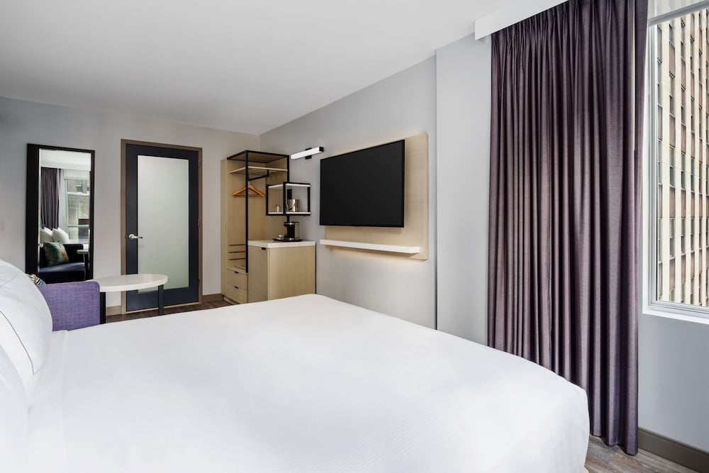 Habitación, 1 cama de matrimonio, balcón del hotel DoubleTree by Hilton New York Midtown Fifth Ave. Foto 2