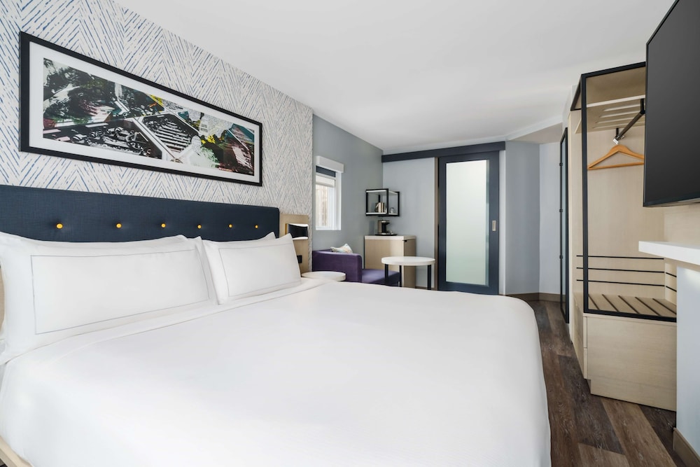 Habitación, 1 cama de matrimonio grande, vistas a la ciudad del hotel DoubleTree by Hilton New York Midtown Fifth Ave. Foto 2