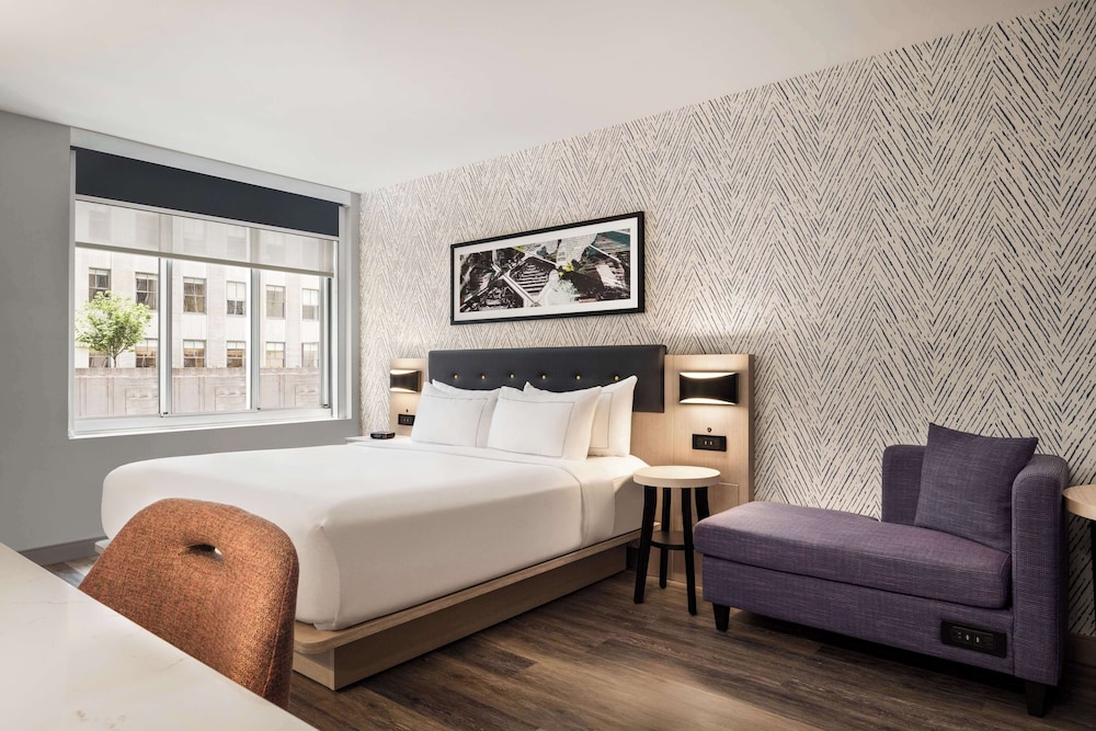 Habitación, 1 cama de matrimonio grande del hotel DoubleTree by Hilton New York Midtown Fifth Ave. Foto 9