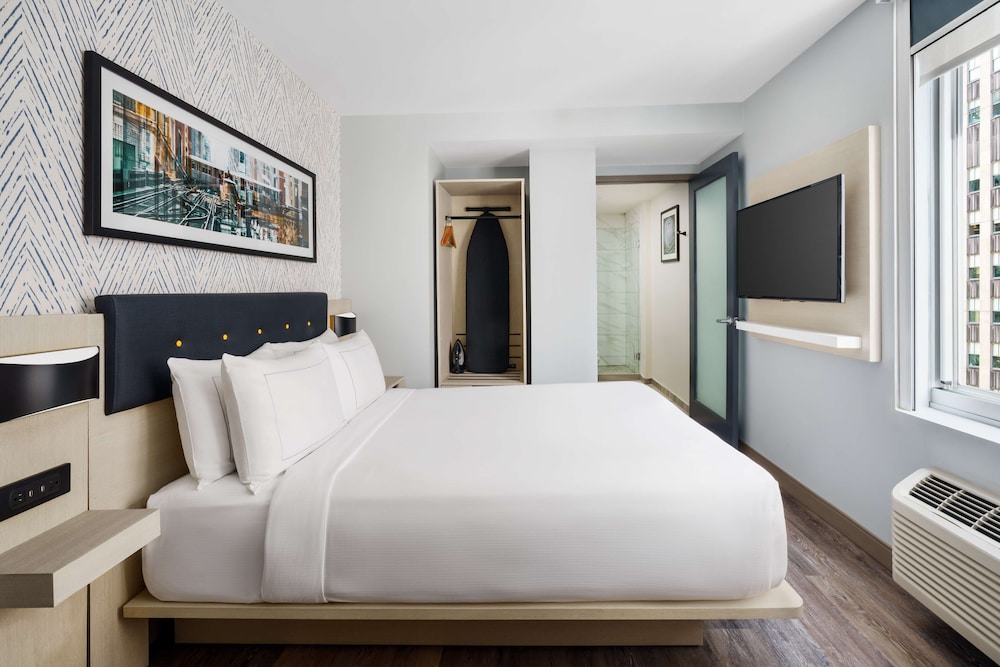 Habitación, 1 cama de matrimonio, vistas a la ciudad del hotel DoubleTree by Hilton New York Midtown Fifth Ave. Foto 1