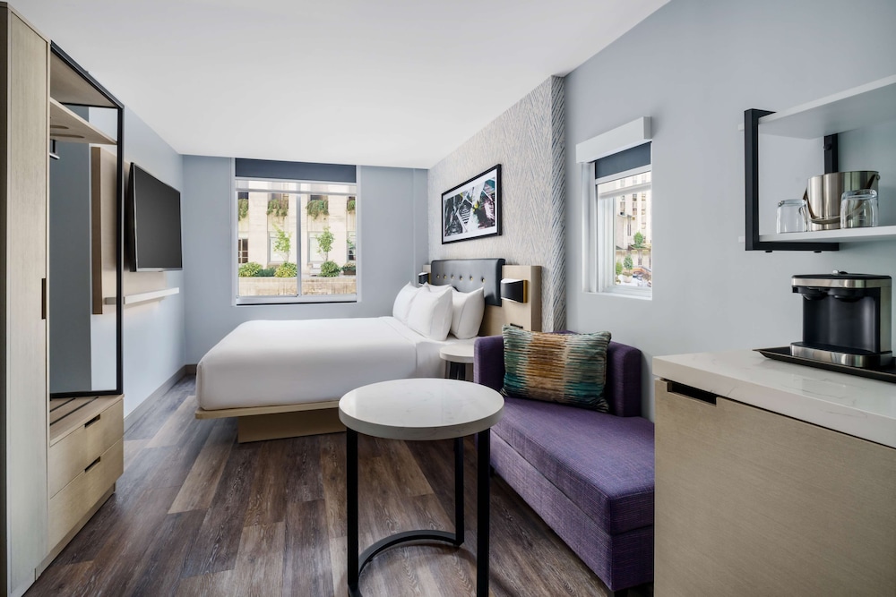 Habitación, 1 cama de matrimonio del hotel DoubleTree by Hilton New York Midtown Fifth Ave. Foto 2