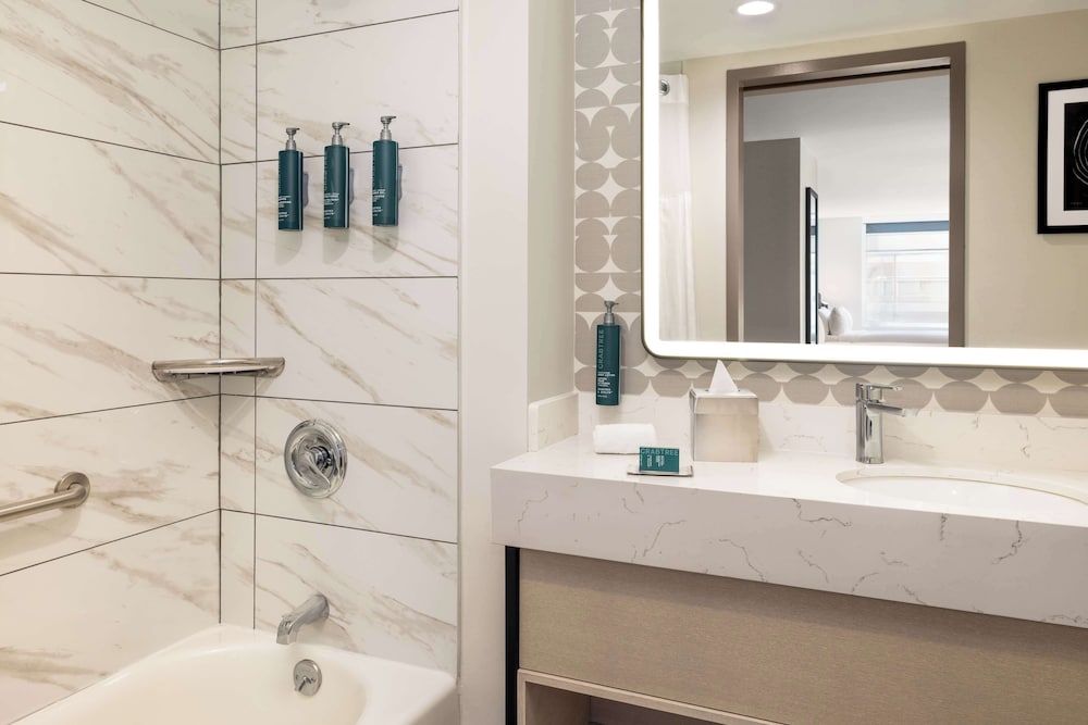 Habitación, 1 cama de matrimonio del hotel DoubleTree by Hilton New York Midtown Fifth Ave. Foto 5