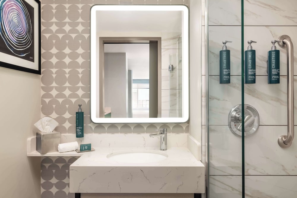 Habitación Deluxe, 1 cama de matrimonio del hotel DoubleTree by Hilton New York Midtown Fifth Ave. Foto 4