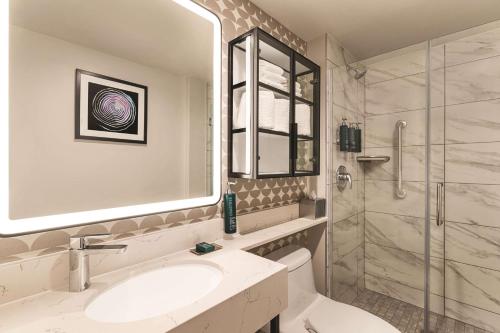 Habitación con cama extragrande y vistas parciales a lugares de interés del hotel DoubleTree by Hilton New York Midtown Fifth Ave. Foto 1