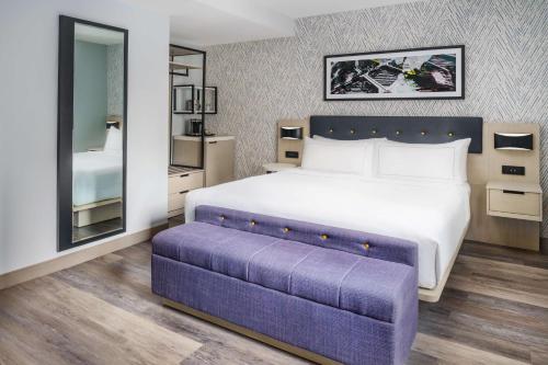 Habitación con cama extragrande y vistas parciales a lugares de interés del hotel DoubleTree by Hilton New York Midtown Fifth Ave. Foto 8