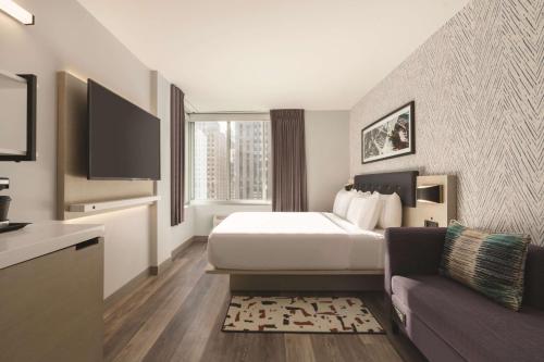 Suite Estudio con cama extragrande y ducha a ras de suelo - Adaptada para personas con movilidad reducida del hotel DoubleTree by Hilton New York Midtown Fifth Ave