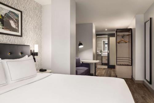 Suite Estudio con cama extragrande y ducha a ras de suelo - Adaptada para personas con movilidad reducida del hotel DoubleTree by Hilton New York Midtown Fifth Ave. Foto 2