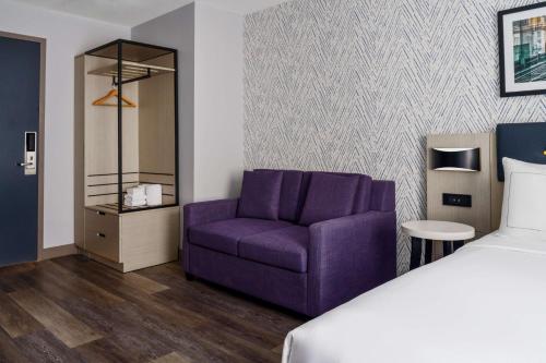 Suite Estudio con cama extragrande y ducha a ras de suelo - Adaptada para personas con movilidad reducida del hotel DoubleTree by Hilton New York Midtown Fifth Ave. Foto 6