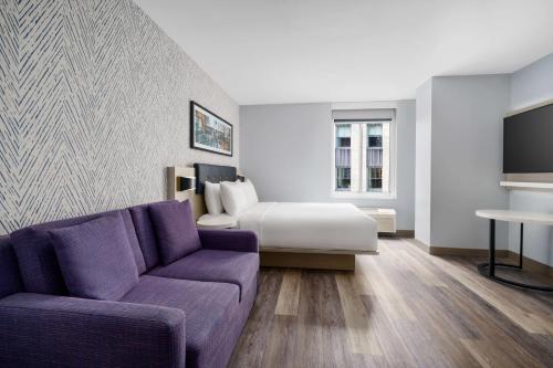 Suite Estudio con cama extragrande y ducha a ras de suelo - Adaptada para personas con movilidad reducida del hotel DoubleTree by Hilton New York Midtown Fifth Ave. Foto 7