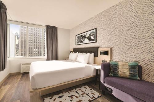 Suite Estudio con cama extragrande del hotel DoubleTree by Hilton New York Midtown Fifth Ave. Foto 3