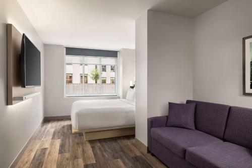 Suite Estudio con cama extragrande del hotel DoubleTree by Hilton New York Midtown Fifth Ave. Foto 5