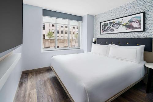 Suite Estudio con cama extragrande del hotel DoubleTree by Hilton New York Midtown Fifth Ave. Foto 7