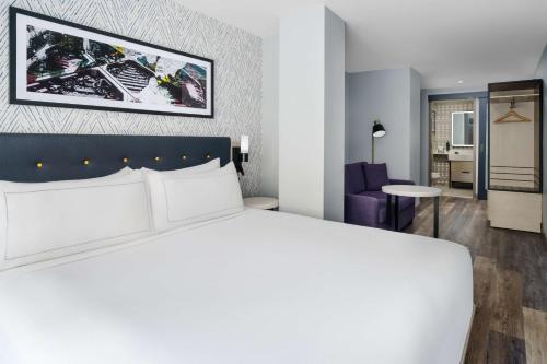 Suite Estudio con cama extragrande del hotel DoubleTree by Hilton New York Midtown Fifth Ave. Foto 8