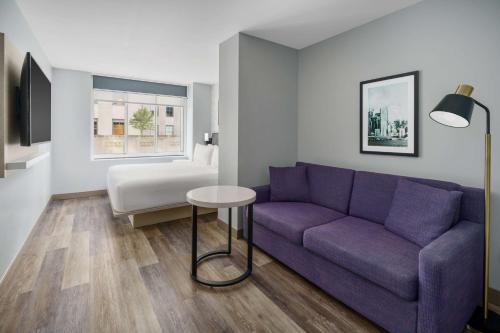 Suite Estudio con cama extragrande del hotel DoubleTree by Hilton New York Midtown Fifth Ave. Foto 9