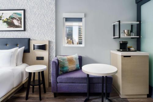 Habitación con cama extragrande y vistas a la ciudad del hotel DoubleTree by Hilton New York Midtown Fifth Ave. Foto 6