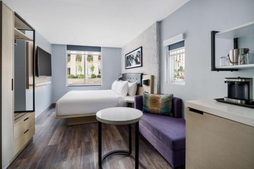 Habitación con cama extragrande y vistas a la ciudad del hotel DoubleTree by Hilton New York Midtown Fifth Ave. Foto 7